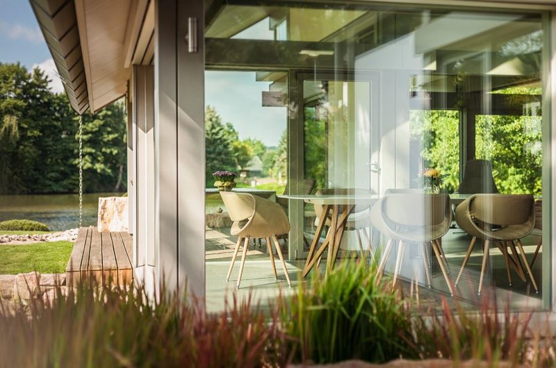 Privatwohnung, Essplatz hinter der Glasfassade mit Blick in den Garten